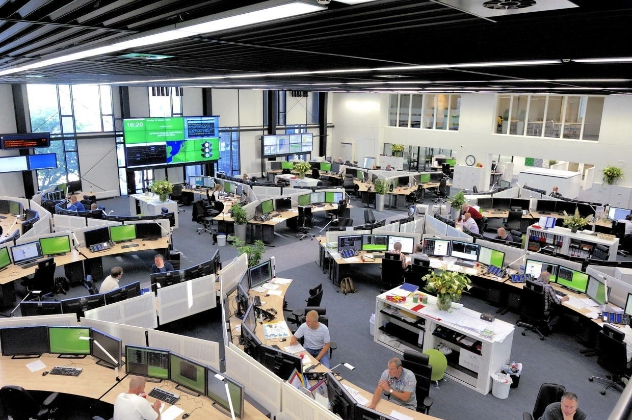 Fahrplan__event__banner_image_alt Human microservices at the Dutch Railways: modern architecture, ancient hardware?